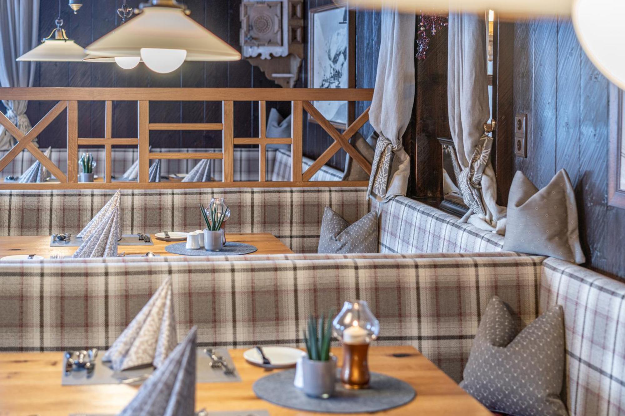 Burghotel Alpengluehn โอเบอร์กัวร์เกิล ภายนอก รูปภาพ